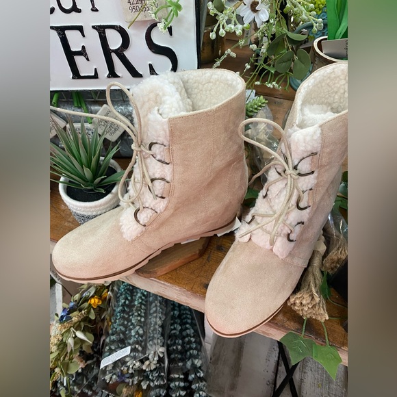 Mis-jes Winter Boot - Picture 2 of 7